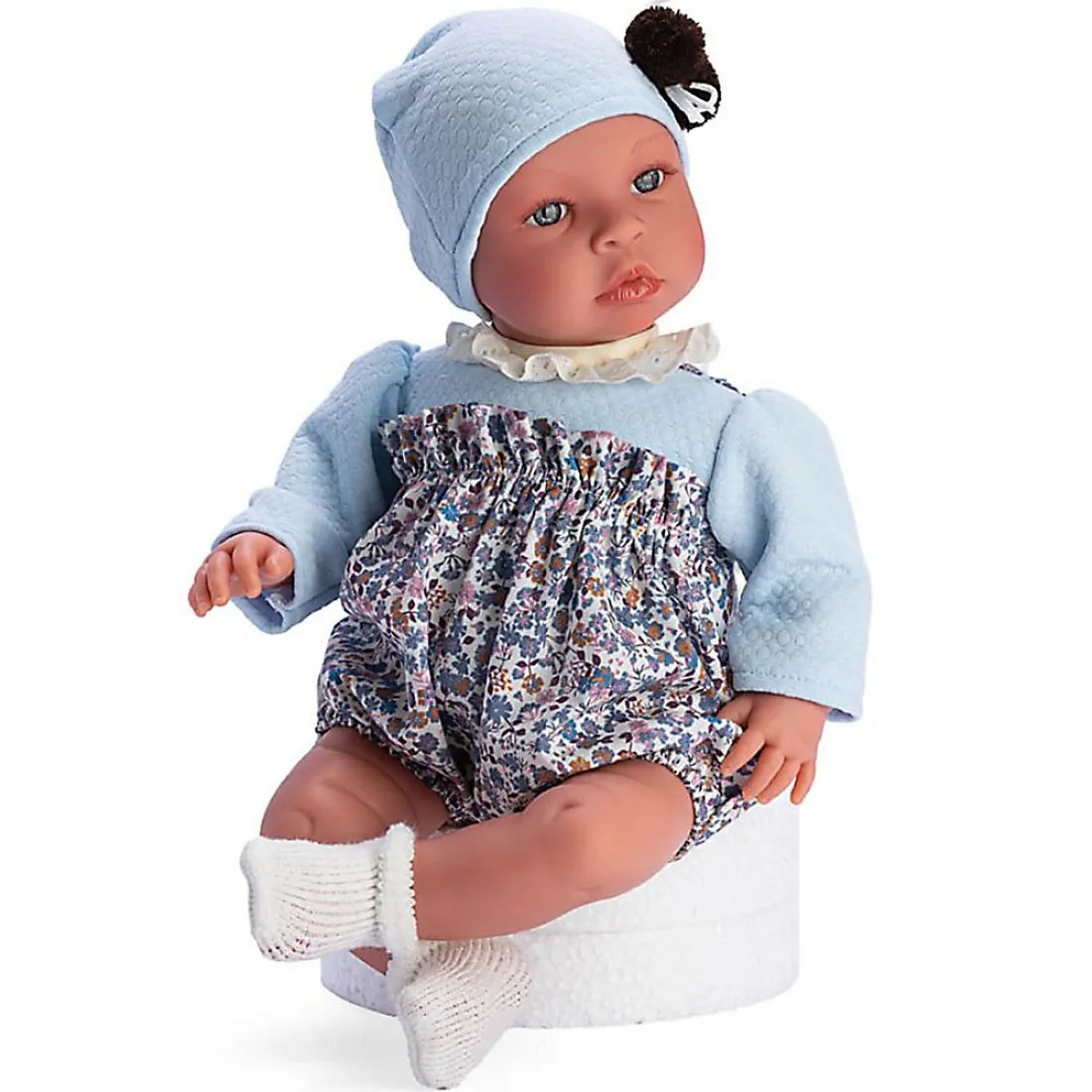 Păpușă bebeluș Asi Leia - cu căciuliță albastră cu pompon și pantalonași, 46 cm